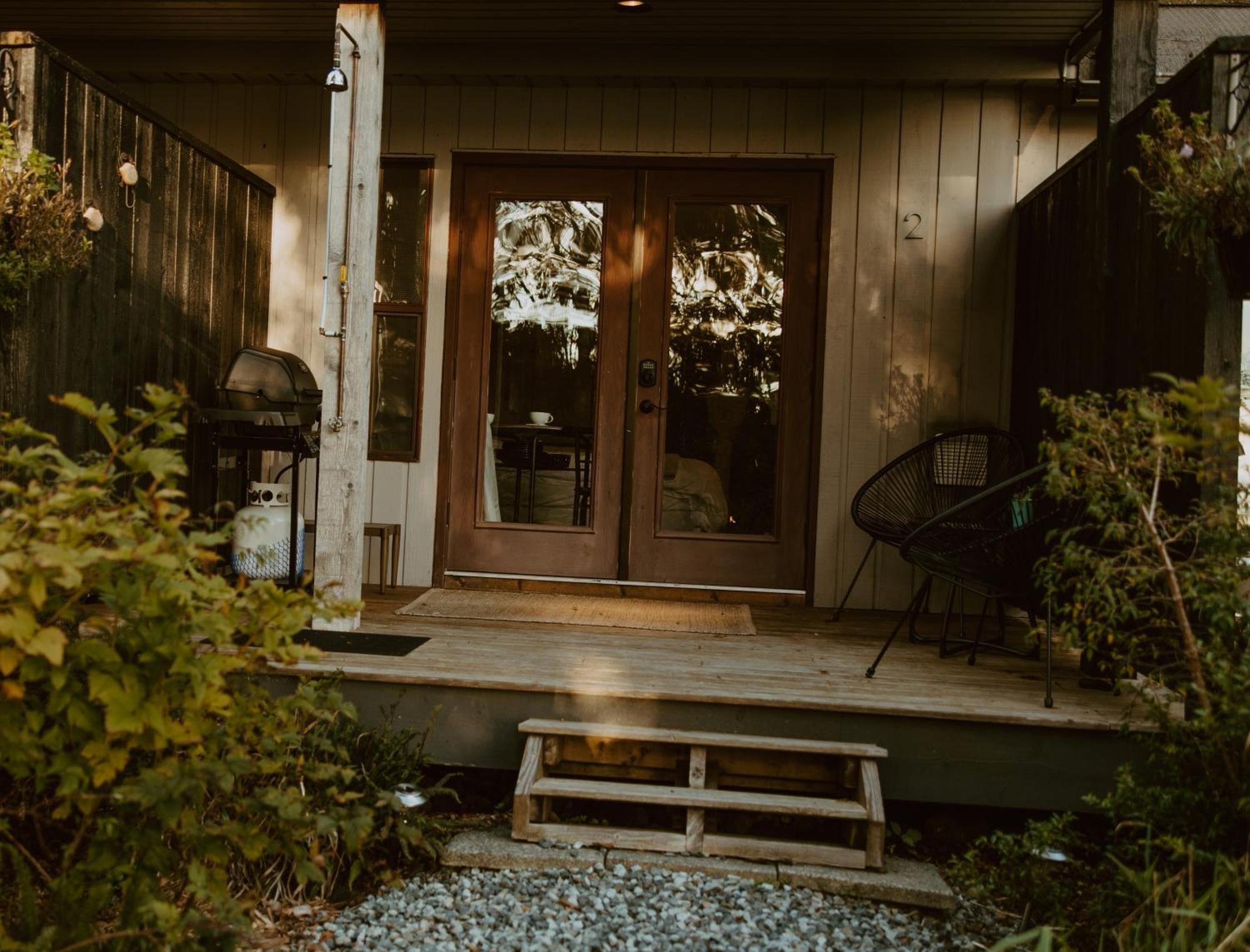 Lunar Cove Inn Charters And Tours Tofino Exterior photo