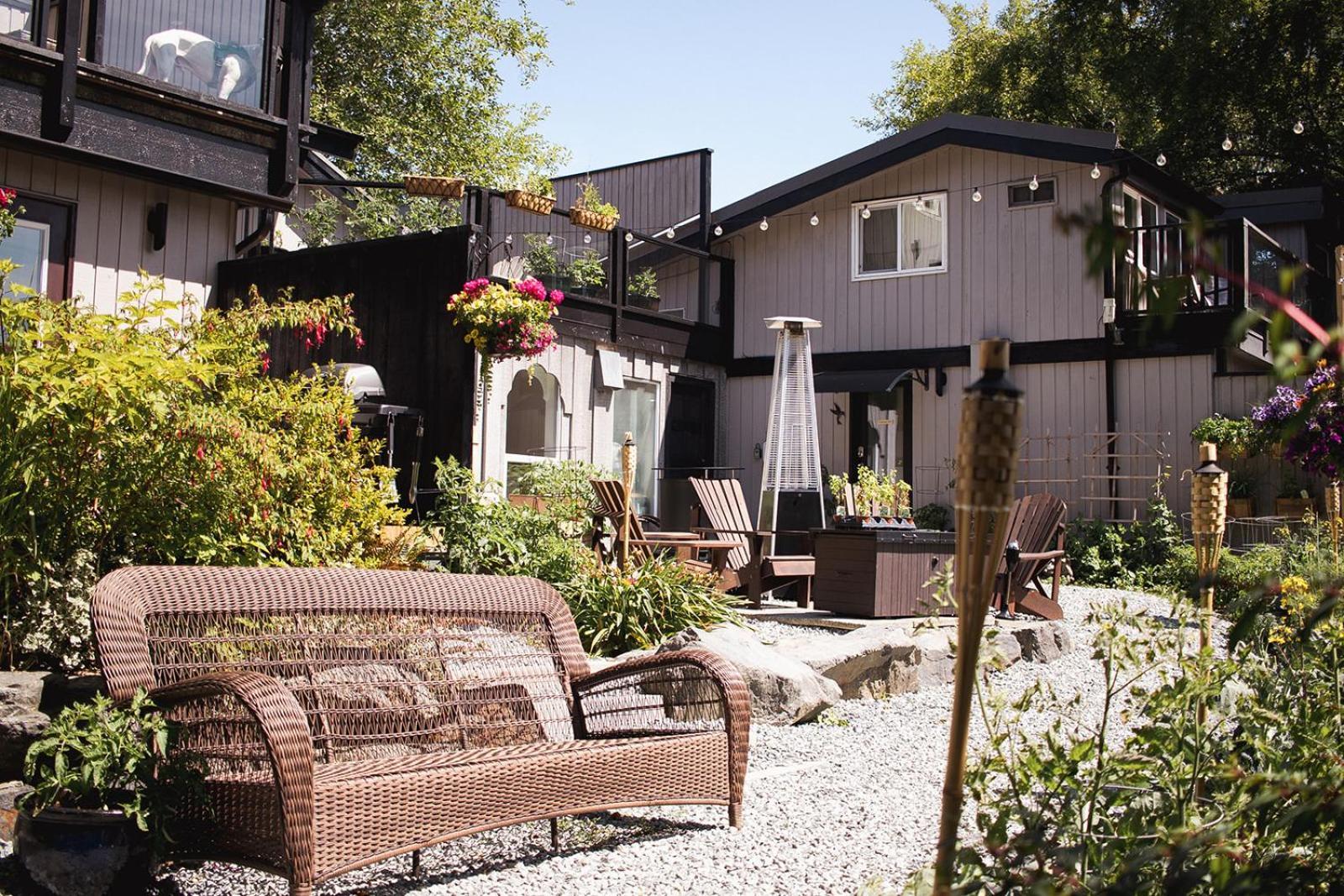 Lunar Cove Inn Charters And Tours Tofino Exterior photo
